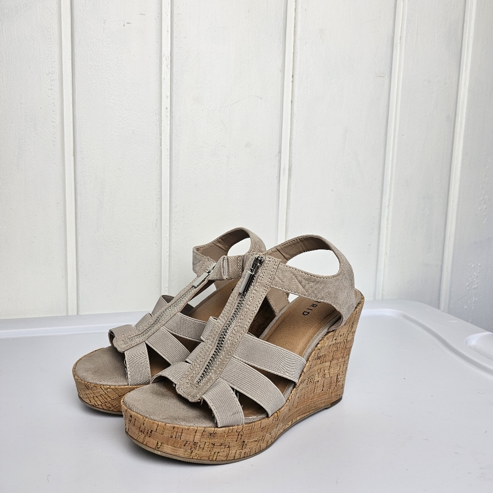 Torrid Plus Size Stretch Front Zip Front Wedge Beige Size 7.5 WW - Picture 2 of 10